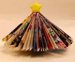 Puzzle Χριστουγεννιάτικο δέντρο που κατασκευάζεται από τα φύλλα των περιοδικών και ένα κίτρινο αστέρι στο άκρο της